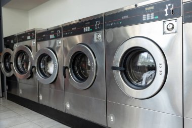 Büyük çamaşırhanedeki sanayi çamaşır makinelerinin sıraları