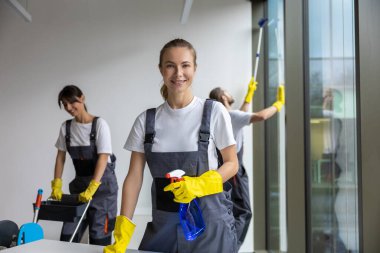 Temizlik. Bir grup genç ofiste temizlik yapıyor.