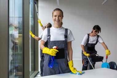 Temizlik. Bir grup genç ofiste temizlik yapıyor.