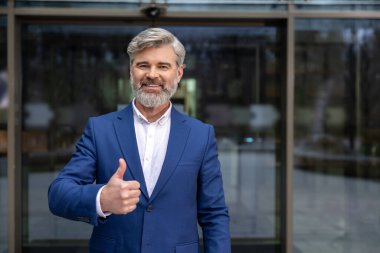 Güzel bir hayat. Sakallı, olgun, zarif, mutlu ve gülümseyen bir adam.