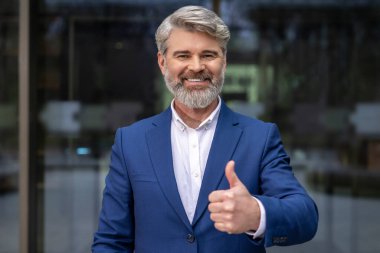 Güzel bir hayat. Sakallı, olgun, zarif, mutlu ve gülümseyen bir adam.