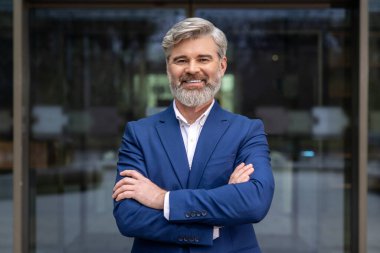 Güzel bir hayat. Sakallı, olgun, zarif, mutlu ve gülümseyen bir adam.