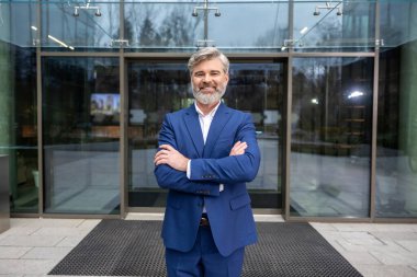 Güzel bir hayat. Sakallı, olgun, zarif, mutlu ve gülümseyen bir adam.