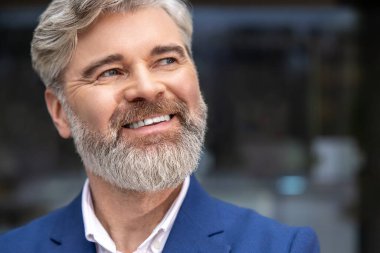 Gülümseyen adam. Gülümseyen olgun sakallı, beyaz bir adamın vesikalığı.