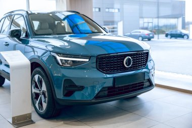 Kontrol ve sorun teşhisi için araba servisinde yeni bir otomobil