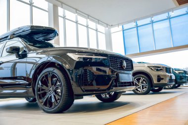 Tamir atölyesindeki modern lüks araçlar.