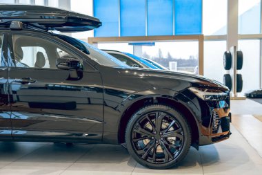 Lüks otomobil servisinde modern araba