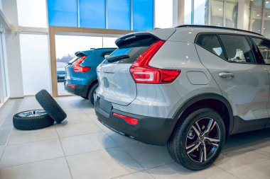 Yüksek kaliteli araç bakım servisinde otomotiv tamiri için parlak lüks araba.