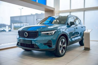 Tamir atölyesindeki modern lüks araçlar.