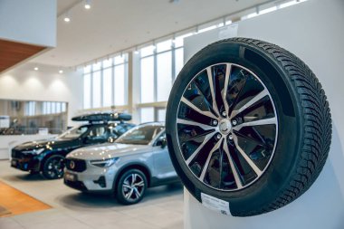 Araba tekerleği servisi. Profesyonel tamirci değiştirme lastikleri