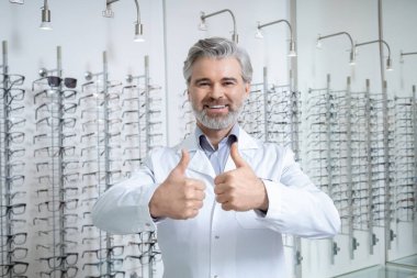 İyi hissediyorum. Gülümseyen sakallı, laboratuvar önlüklü olgun adam mutlu ve başarılı hissediyor.