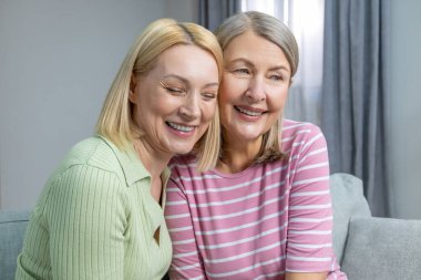 İyi bir ilişki. İki kadın birlikte vakit geçiriyor ve huzur içinde.