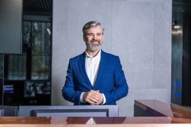 Randevu. Gri saçlı, orta yaşlı, iyi giyimli bir adam biriyle tanışıyor ve arkadaş gibi görünüyor.