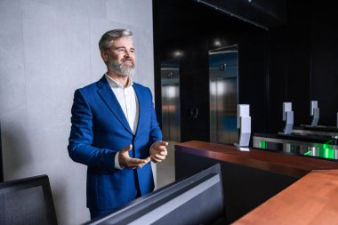 Randevu. Gri saçlı, orta yaşlı, iyi giyimli bir adam biriyle tanışıyor ve arkadaş gibi görünüyor.