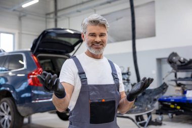 Otomotiv endüstrisinde sakallı adam nakliye aracında teşhis yapıyor.