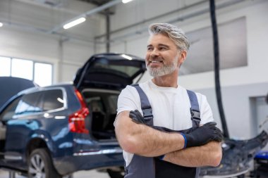 Otomotiv endüstrisinde sakallı adam nakliye aracında teşhis yapıyor.