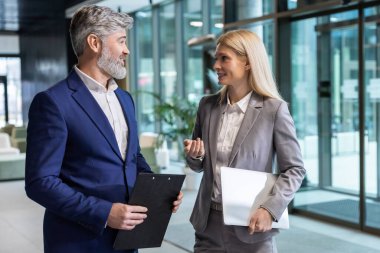 Yönetici ve meslektaşı takım projeleri hakkında konuşmak için bir araya geldiler.