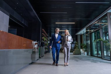 Meslektaşlar iş yerinde iş birliği ve gelecek planları hakkında konuşuyorlar