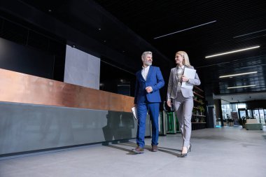 Meslektaşlar iş yerinde iş birliği ve gelecek planları hakkında konuşuyorlar