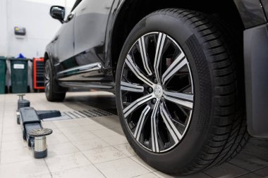 Otomobil atölyesinde tanısal kontrol ve lastik değiştirme