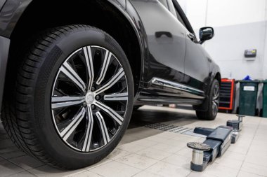 Taşıma sırasında tekerlek ve lastik parçaları denetleniyor