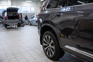 Otomobil atölyesinde tanısal kontrol ve lastik değiştirme