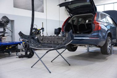 Otomobil tamirhanesi teşhis ve araba kontrolü sağlıyor.