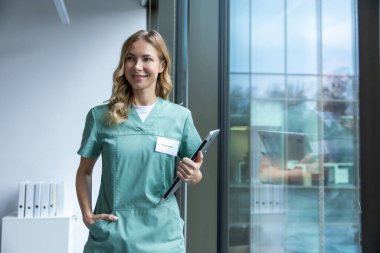 Klinikte çalışan, hastalıkları teşhis eden ve tıbbi bakım sağlayan profesyonel kadın terapist.