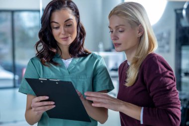 Tedavi planı mı? Doktor hastaya reçete planını açıklıyor ve ikisi de olaya dahil gibi görünüyor.