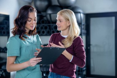 Tedavi planı mı? Doktor hastaya reçete planını açıklıyor ve ikisi de olaya dahil gibi görünüyor.