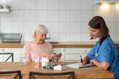 Tıbbi uzman, yaşlı hastalara hastalık tedavisi ve ilaç ve ilaç sağlamada yardım sunuyor