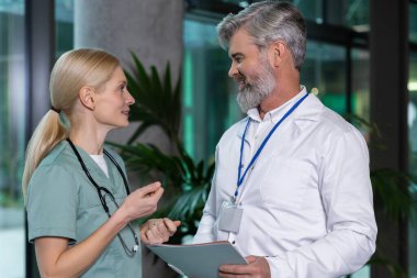 Tıbbi bir vaka. İki doktor tıbbi durumu tartışıyor ve ilgili ve odaklanmış görünüyor.