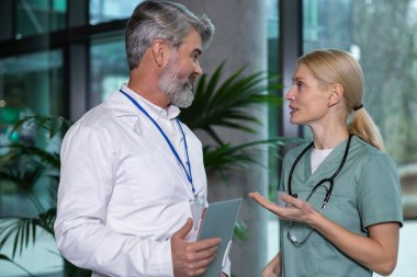 Tıbbi bir vaka. İki doktor tıbbi durumu tartışıyor ve ilgili ve odaklanmış görünüyor.