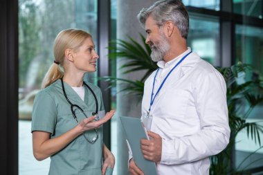 Tıbbi bir vaka. İki doktor tıbbi durumu tartışıyor ve ilgili ve odaklanmış görünüyor.