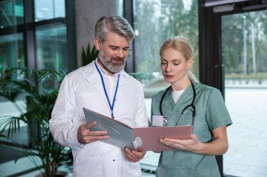 Tıbbi bir vaka. İki doktor tıbbi durumu tartışıyor ve ilgili ve odaklanmış görünüyor.