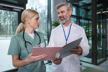 Tıbbi bir vaka. İki doktor tıbbi durumu tartışıyor ve ilgili ve odaklanmış görünüyor.