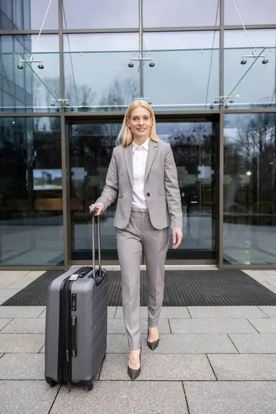Kendine güveni tam bir iş kadını. Şehirdeki şirket gezisine giderken bavuluyla yürüyor.