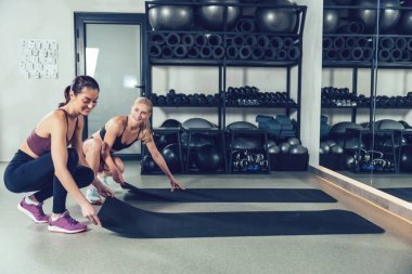 Antrenman yapıyorum. Spor salonunda spor yapan genç kadınlar.