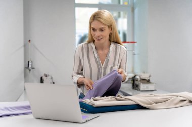 Çevrim içi atölye. Moda tasarımcısı atölyesinde online bir atölye çalışması yapıyor.