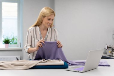 Çevrim içi atölye. Moda tasarımcısı atölyesinde online bir atölye çalışması yapıyor.