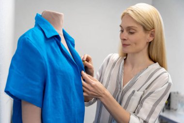 Yeni koleksiyon. Moda tasarımcısı stüdyosunda yeni bir koleksiyon üzerinde çalışıyor.