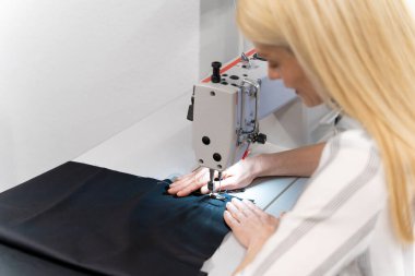 Moda tasarımcısı. Stüdyosunda çalışan güzel bir bayan moda tasarımcısı.