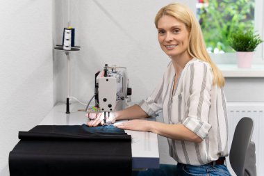 Moda tasarımcısı. Stüdyosunda çalışan güzel bir bayan moda tasarımcısı.