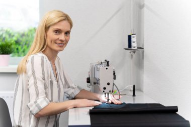 Moda tasarımcısı. Stüdyosunda çalışan güzel bir bayan moda tasarımcısı.