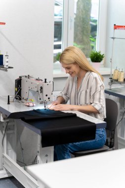 Moda tasarımcısı. Stüdyosunda çalışan güzel bir bayan moda tasarımcısı.