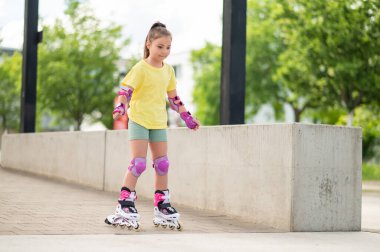 Stadyumda paten kayan çocuk yeteneklerini gösteriyor ve eğleniyor.