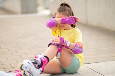 Stadyumda patenle kayarken yaralanan ve dizinden yaralanan bir çocuk.