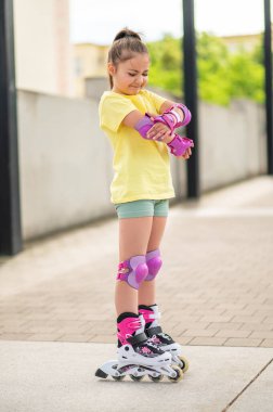 Stadyumda patenle kayarken yaralanan ve dirseği yaralı bir çocuk var.