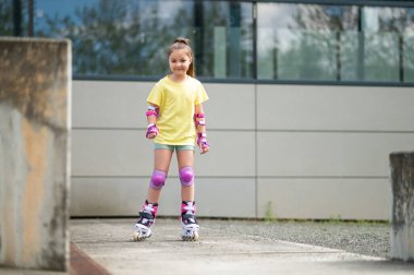 Stadyumda paten kayan çocuk dışarıda eğleniyor.