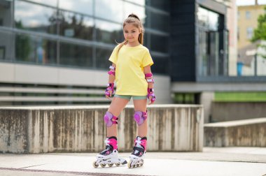 Stadyumda paten kayan çocuk dışarıda eğleniyor.